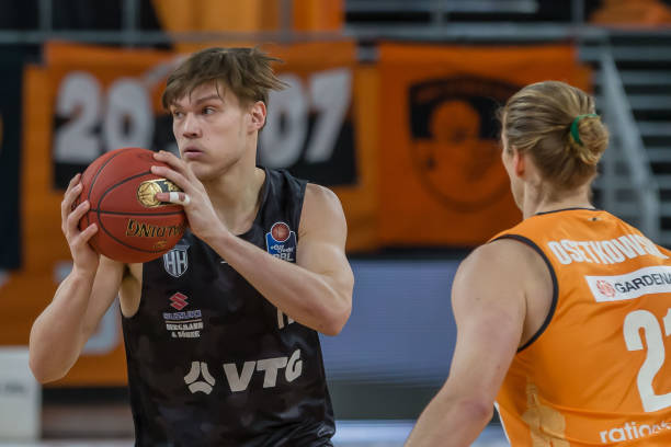 到俱乐部的 到俱乐部的